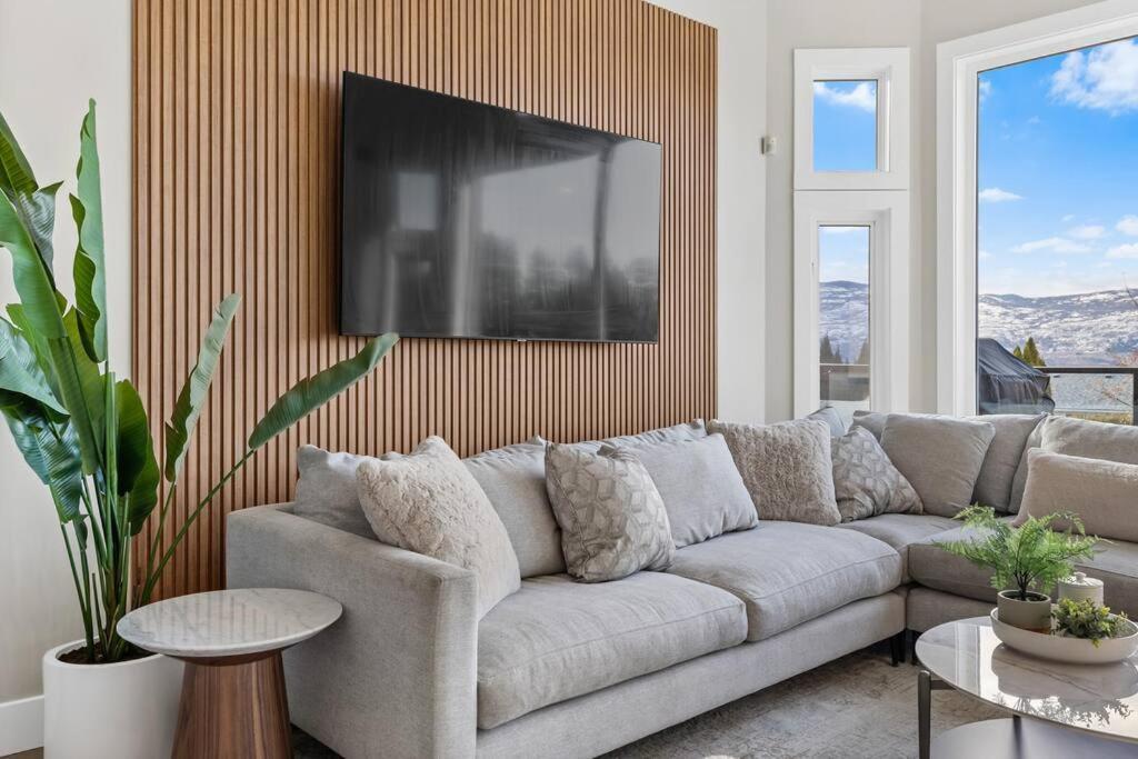 Luxurious 5 Bedroom House With Pool & Sauna West Kelowna Zewnętrze zdjęcie
