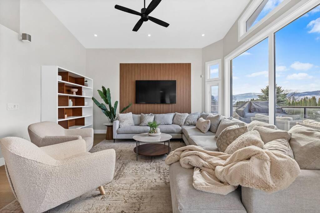 Luxurious 5 Bedroom House With Pool & Sauna West Kelowna Zewnętrze zdjęcie