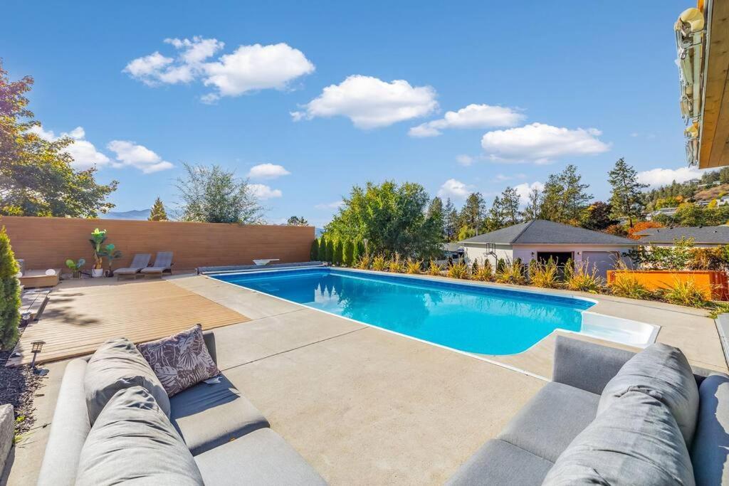 Luxurious 5 Bedroom House With Pool & Sauna West Kelowna Zewnętrze zdjęcie