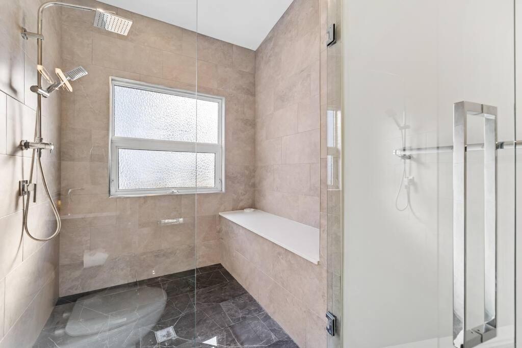 Luxurious 5 Bedroom House With Pool & Sauna West Kelowna Zewnętrze zdjęcie