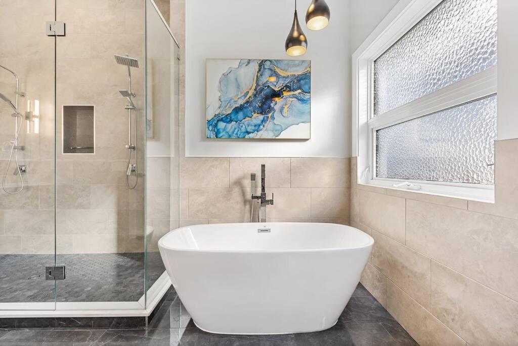 Luxurious 5 Bedroom House With Pool & Sauna West Kelowna Zewnętrze zdjęcie