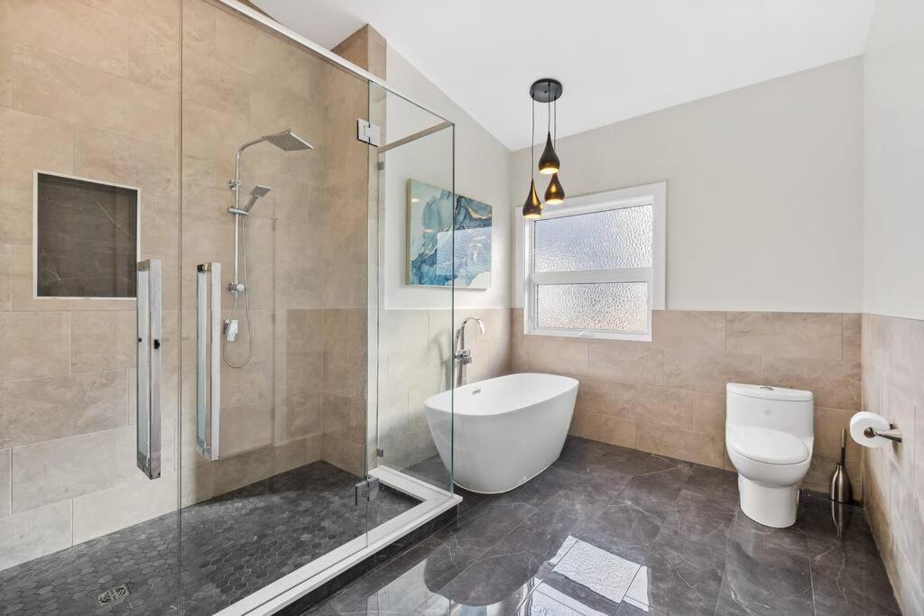 Luxurious 5 Bedroom House With Pool & Sauna West Kelowna Zewnętrze zdjęcie