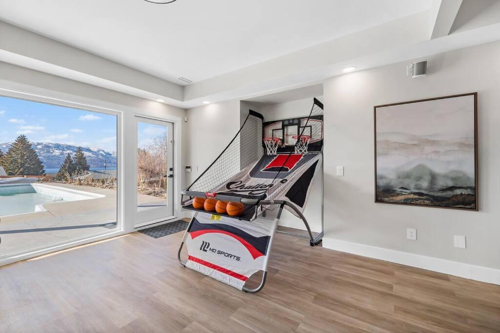 Luxurious 5 Bedroom House With Pool & Sauna West Kelowna Zewnętrze zdjęcie