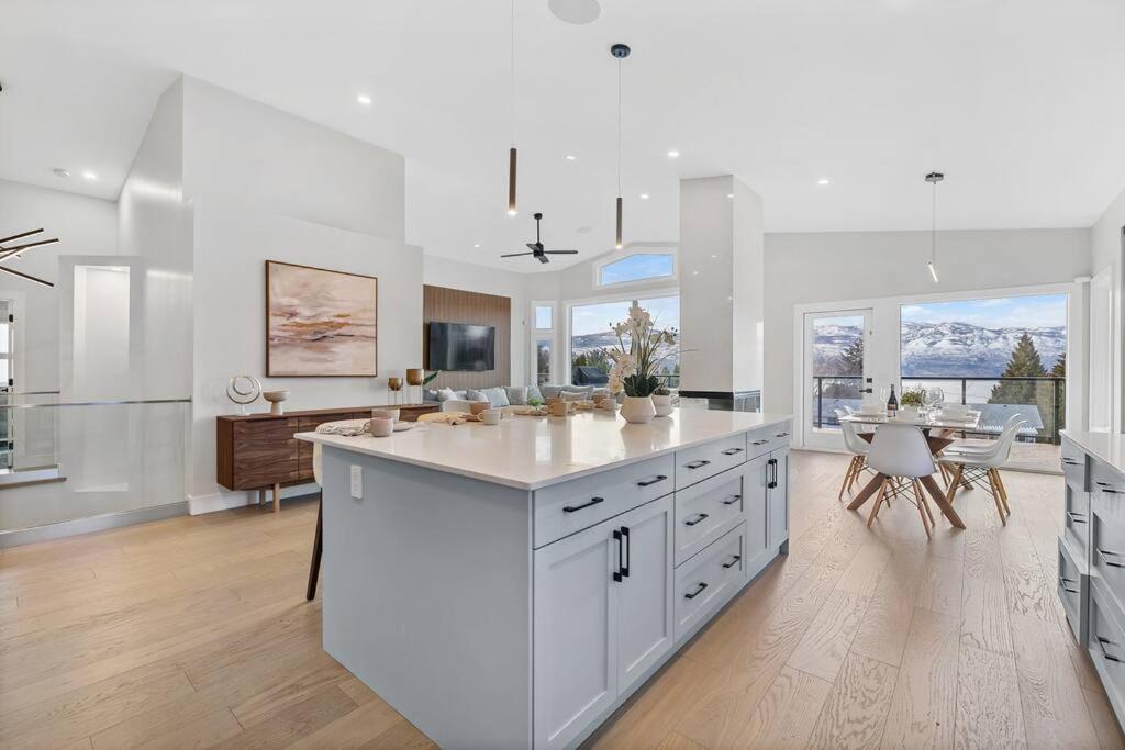 Luxurious 5 Bedroom House With Pool & Sauna West Kelowna Zewnętrze zdjęcie